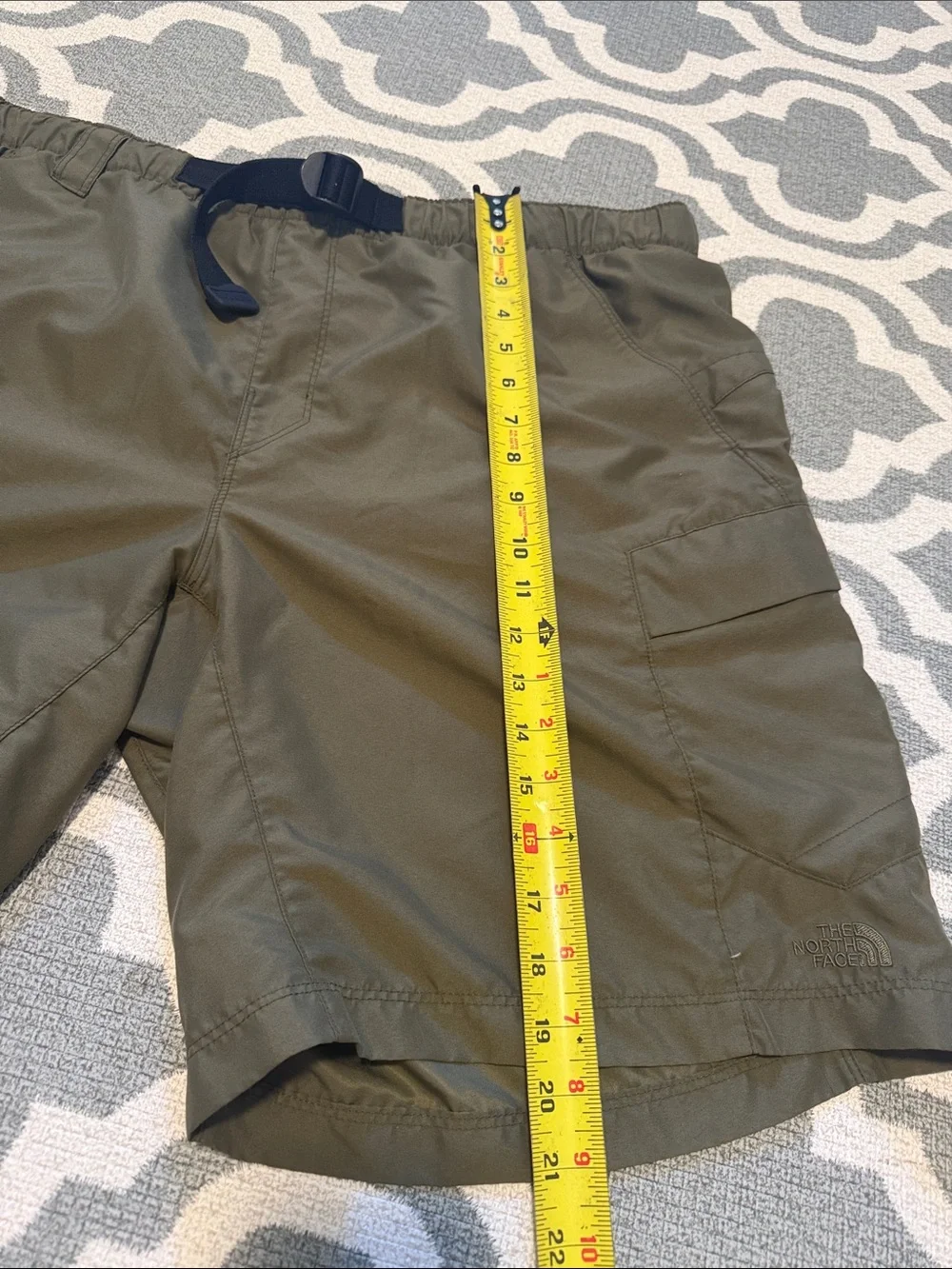 The North Face Men’s XL Olive Army Green drawstring lined shorts built in belt